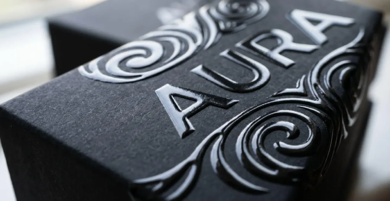 Détail macro d'un packaging montrant le contraste saisissant entre pelliculage mat et vernis brillant 3D