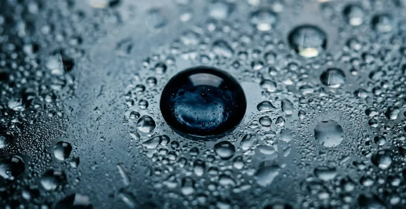 Vue macro d'une gouttelette d'encre sur une surface de verre avec condensation